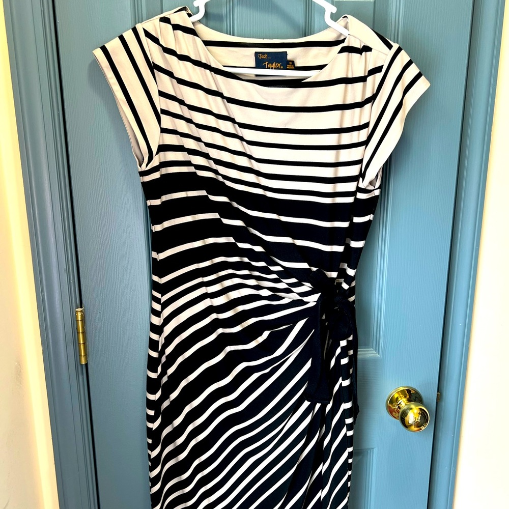 Just…Taylor size 10 dress. Black and cream polyester/spandex combo material.